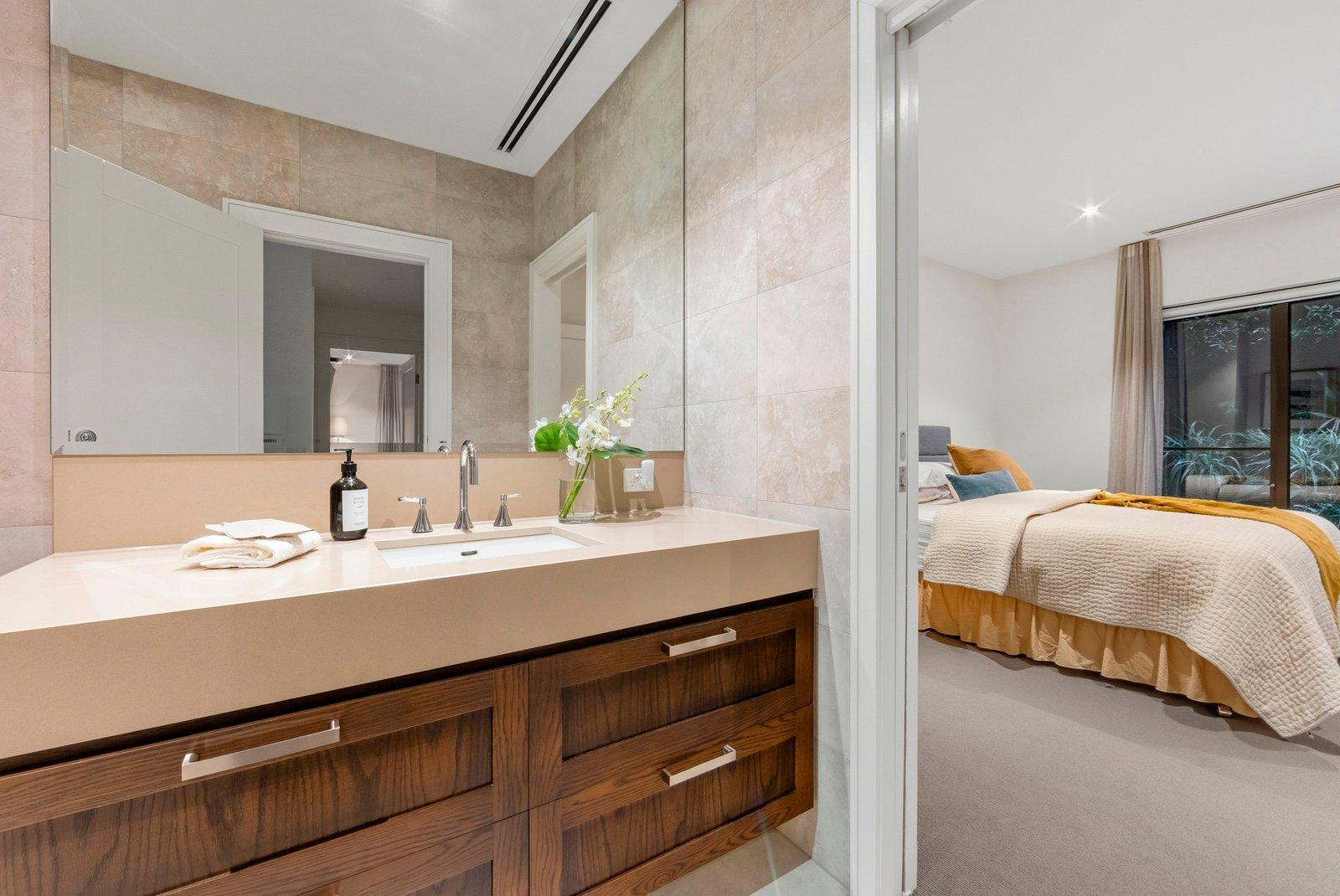 2/4 Carnarvon Road, Caulfield North, 3161