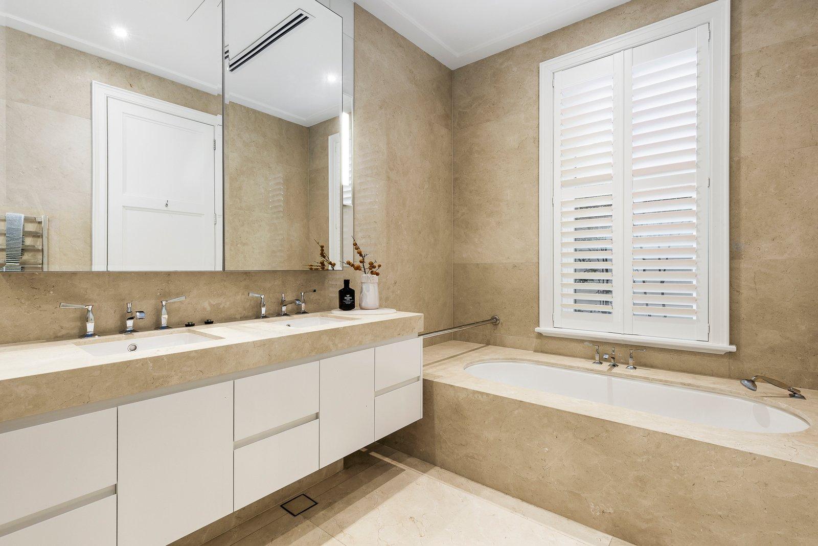 2/82 Mathoura Road, Toorak, 3142